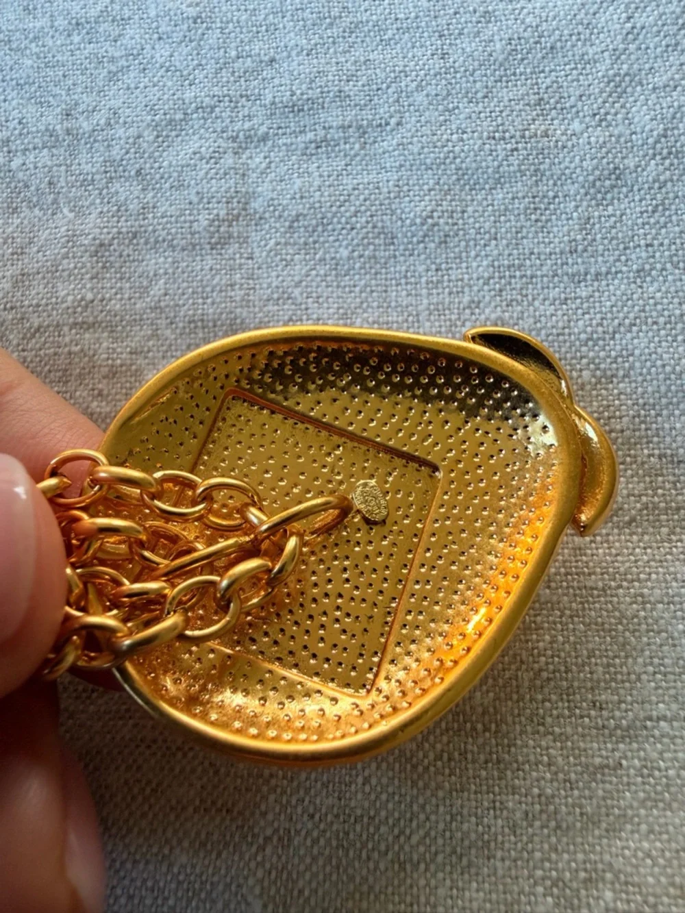 💚Vintage CHANEL Gold-Tone Necklace with Pale Green Cabochon✨ - Picture 7 of 12